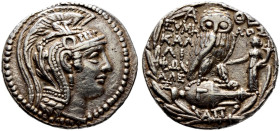 Attika. Athen 
Tetradrachme des neuen Stils 108-107 v. Chr. Kopf der Athena Parthenos mit dreibuschigem Greifenhelm nach rechts / Eule steht auf lieg...