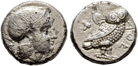 Baktria. Lokale Prägungen 
Tetradrachme 310-300 v. Chr. Kopf der Athena mit attischen Helm nach rechts, auf dem Helmkessel stilisierte Ranke und drei...
