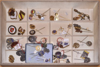 Baden-Durlach. Varia 
Kleine Sammlung von 52 ANSTECKNADELN und ABZEICHEN von BADEN, speziell aus dem Raum KARLSRUHE (mit u.a. Durlach und Offenburg)....