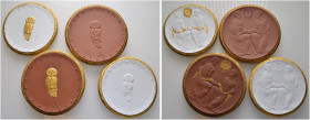 Brandenburg-Berlin, Stadt. 
4-tlg. Set von Spendenmedaillen aus Porzellan 1923. Studentendank an die Schweiz. Von vorn sitzende Eule / Zwei halbnackt...