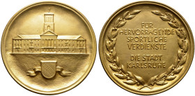 Karlsruhe, Stadt. 
Vergoldete, bronzene Gussmedaille o.J. (wohl um 1950?) unsigniert, Prämie für hervorragende sportliche Verdienste. Das Rathaus, da...