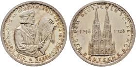 Köln, Stadt. 
Silbermedaille 1928 von O. Glöckler, auf die 680-Jahrfeier der Grundsteinlegung des Doms. Domansicht von Westen mit den beiden Haupttür...