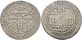 Böhmen, Mähren und Erzgebirge. 
Silbermedaille, sogen. Pesttaler 1528 von Utz Gebhart. Christus am Kreuz, darunter knien links und rechts je sechs Pe...