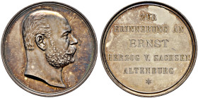 Sachsen-Altenburg. Ernst 1853-1908 
Silbermedaille o.J. (1908) von Haseroth, auf seinen Tod. Büste nach rechts / Fünf Zeilen Schrift über kleinem Ste...
