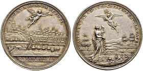 Schlesien. 
Silbermedaille 1779 von J.L. Oexlein, auf den Frieden von Teschen. Posaune blasende Fama schwebt nach rechts über der Stadtansicht von Te...