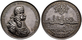 Schlesien-Breslau, Stadt. 
Silbermedaille 1669 von J. Buchheim, auf die Kaiserhuldigung der Stadt. Belorbeertes und gehar­nischtes Brustbild Kaiser L...