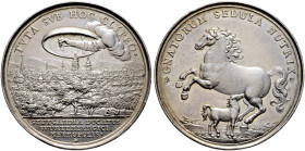 Stuttgart, Stadt. 
Silberne Stadtmedaille o.J. (um 1700) von P.H. Müller, auf Glück und Segen im neuen (18.) Jahrhundert. TVTA SVB HOC CIYPEO (Sicher...