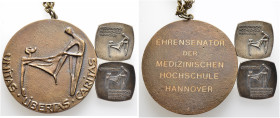 HANNOVER. Medizinische Hochschule Hannover 
Bronzene Senatorenmedaille o. J. (um 1970) der Medizinischen Hochschule Hannover. Symbol der Caritas: Arz...