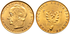 Weimarer Republik. 
Mattierte Goldmedaille 1932 von T. Georgii, auf den 100. Todestag Goethes. Dessen Kopf nach links / Eichenblätter, dazwischen F-D...