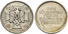 Drittes Reich. 
Kriegsdenkmünze 1939-1941 unsigniert. Auf glattem Grund im Zentrum ein Eisernes Kreuz mit einem aufgelegten, nach links blickenden Ad...
