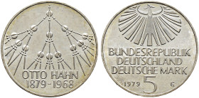 Bundesrepublik Deutschland. 
5 Deutsche Mark 1979 G. 100. Geburtstag von Otto Hahn. SILBER (!). Mit Randschrift "ERSTE SPALTUNG DES URANKERNS 1938". ...