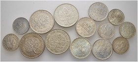 Lots. 
17 Stücke: WEIMARER REPUBLIK. 3 Mark 1924 A (4x, J. 312), 5 Mark Eichbaum 1927 A, 1928 A und D sowie 1932 D (J. 331); DRITTES REICH. 2 Reichsm...