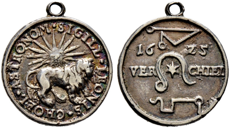 ASTRONOMIE 
Tragbares, silbernes Amulett 1625 unsigniert. SIGILL.LEONIS.CHOPL.A...