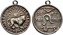 ASTRONOMIE 
Tragbares, silbernes Amulett 1625 unsigniert. SIGILL.LEONIS.CHOPL.ASTRONOM. Strahlende Sonne hinter nach rechts schreitendem Löwen / VER-...