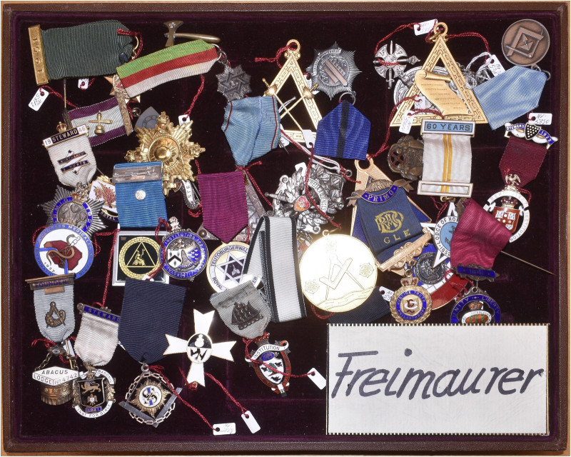 ASTRONOMIE 
Sammlung von 35 tragbaren Plaketten, Abzeichen und Medaillen zur Th...