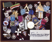 ASTRONOMIE 
Sammlung von 35 tragbaren Plaketten, Abzeichen und Medaillen zur Thematik FREIMAURER. Überwiegend Ausland mit Schwerpunkt GROSSBRITANNIEN...