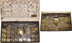 ASTRONOMIE 
Bergische MÜNZWAAGE um 1790 von Johann Daniel vom Berg mit 22 verschiedenen Einsatz­gewichten aus Messing (= komplett) und 6 Ausgleichsge...