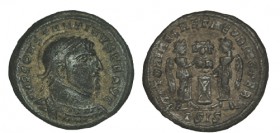 CONSTANTINO I. Folis. Siscia (3ª ofic.). R/ Dos Victorias, altar entre ellas, sostienen escudo con la inscripción VOT/PR. Ly.: VICTORIAE LAETAE PRINC ...