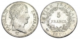 FRANCIA. 5 Francos. Napoleón. 1810-L. Bayona. Rosa a izq. y L a dcha. LF-307/20. Rayita en rev. Ligera limpieza. MUY ESCASA. EBC