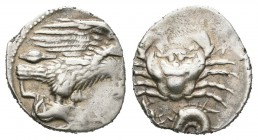 Sicilia. Akragas. Hemidracma. 425-406 a.C. (Cng-103). Anv.: Águila a derecha con presa en sus garras. Rev.: Cangrejo, debajo símbolo. Ag. 1,54 g. Esca...