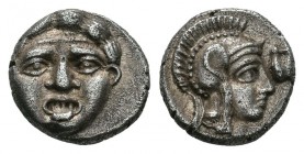 Pisidia. Selge. Óbolo. 350-300 a.C. (SNG-1929-34). Anv.: Cabeza de Gorgon con la lengua fuera. Rev.: Cabeza de Atenea con casco a derecha. Ae. 1,04 g....