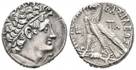 Egipto. Ptolomeo XII. Tetradracma. 80-51 a.C. (Se-7945 variante). Anv.: Cabeza diademada de Ptolomeo a derecha. Rev.: Águila en pie y alrededor leyend...