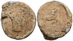 Serie de Minas. Plomo Monetiforme. (CCP-14). Anv.: Cabeza alargada de toro. Rev.: Jabalí a derecha. Pb. 82,32 g. BC+. Est...70,00.