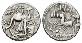 Aemilia. Denario. 58 a.C. Roma. (Ffc-119). (Craw-422-1b). (Cal-89). Anv.: El rey Aretas con camello detrás, encima M SCAVR, a los lados EX S(C) y deba...