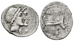 Fonteia. Denario. 114-113 a.C. Sur de Italia. (Ffc-714). (Craw-307-1b). (Cal-586). Anv.: Cabezas acoladas y laureadas de los Dioscuros a derecha, enci...