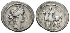 Licinia. Denario. 55 a.C. Roma. (Ffc-804). (Craw-430/1). (Cal-890). Anv.: Cabeza laureada y diademada de Venus a derecha, detrás SC. Rev.: Soldado rom...