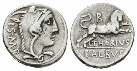 Thoria. Denario. 105 a.C. Norte de Italia. (Ffc-1141). (Craw-316-1). (Cal-1300). Anv.: Cabeza de Juno Sospita a derecha cubierta con piel de cabra, de...