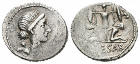 Julio César. Denario. 46-45 a.C. Galia. (Ffc-11). (Craw-468-1). (Cal-645). Anv.: Cabeza diademada de Venus a derecha, detrás Cupido. Rev.: Trofeo de a...