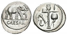 Julio César. Denario. 54-51 a.C. Galia. (Ffc-50). (Craw-443/1). (Cal-640). Anv.: Elefante a derecha, delante una serpiente, debajo CAESAR. Rev.: Atrib...