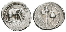 Julio César. Denario. 54-51 a.C. Galia. (Ffc-50). (Craw-443-1). (Cal-640). Anv.: Elefante a derecha, delante serpiente, debajo CAESAR. Rev.: Atributos...