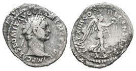 Domiciano. Quinario. (Spink-2757). (Ric-219). (SII-219). Rev.: Victoria avanzando a izquierda con corona y palma, alrededor IMP XIIII COS XIIII CENS P...