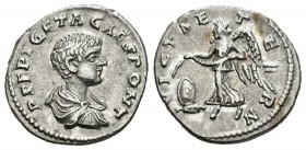 Geta. Denario. 200 d.C. Roma. (Spink-7205). (Ric-23). Rev.: VICT AETERN. Victoria avanzando a izquierda con guirnalda sobre escudo. Ag. 3,28 g. MBC+. ...