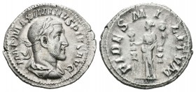 Maximino I. Denario. 236-8 d.C. Roma. (Spink-8307). (Ric-18a). Rev.: FIDES MILITVM. Fides Militum de pie a izquierda con un estandarte en cada mano. A...