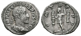 Maximino I. Denario. 235-6 d.C. Roma. (Spink-8311). (Ric-3). Rev.: Emperador en pie a izquierda con lanza, entre dos estandartes, alrededor P M TR PPP...