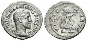 Maximino I. Denario. 235-6 d.C. Roma. (Spink-8317). (Ric-16). Rev.: VICTORIA AVG. Victoria avanzando a derecha con corona y palma. Ag. 2,96 g. MBC+. E...