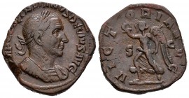 Trajano Decio. Sestercio. 249 d.C. Roma. (Spink-9409). (Ric-108a). Rev.: VICTORIA AVG SC. Ae. 18,86 g. MBC+. Est...60,00.