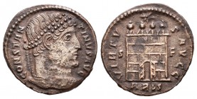Constantino I. Centenional. 318-19 d.C. Arlés. (Spink-16307). (Ric-291). Rev.: VIRTVS AVGG. Entrada de campamento con puertas abiertas, en campo SF, e...