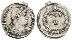Valentiniano I. Siliqua. 364-7 d.C. Constantinopla. (Spink-19379). (Ric-13a). Rev.: VOT / V. Rodeado de corona de laurel. Ag. 2,13 g. EBC-. Est...120,...