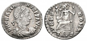 Graciano. Silicua. 368-75 d.C. Treveri. (Spink-19964). (Ric-45c). Rev.: VRBS ROMA. Roma sentada a izquierda con Victoria y globo. Ag. 2,04 g. MBC+. Es...