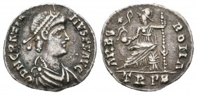 Graciano. Silicua. 368-75 d.C. Treveri. (Spink-19964). (Ric-45c). Rev.: VRBS ROMA. Roma sentada a izquierda con Victoria y globo. Ag. 1,42 g. MBC. Est...