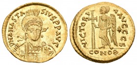 Anastasio. Sólido. 491-518 d.C. Constantinopla. (S-3). Rev.: VICTORIA AVGGG S / CONOB. Victoria en pie a izquierda con cruz larga, estrella en el camp...
