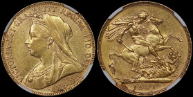 AUSTRALIA: 1 Sovereign (1901 P) in gold (0,917). Older veiled bust of Queen Victoria facing left on obverse. St George slaying the dragon on reverse. ...