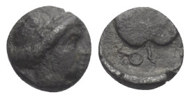 Kleinasien. Satrapenprägung im westlichen Kleinasien.

 Bronze. 4. Jhdt. v. Chr.
Vs: Kopf des Apollon mit Lorbeerkranz rechts.
Rs: Blatt; im Feld ...