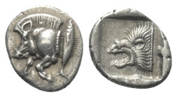 Mysien. Kyzikos.

 Diobol (Silber). Ca. 525 - 475 v. Chr.
Vs: Vorderteil eines Ebers links, dahinter Thunfisch nach oben.
Rs: Löwenkopf links in Q...