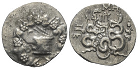 Mysien. Pergamon.

 Cistophor (Silber). Ca. 166 - 67 v. Chr.
Vs: Cista mystica mit halb geöffnetem Deckel, aus der sich eine Schlange herauswindet;...