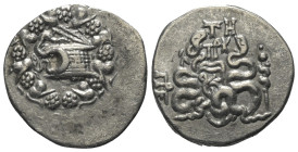 Mysien. Pergamon.

 Cistophor (Silber). Ca. 166 - 67 v. Chr.
Vs: Cista mystica mit halb geöffnetem Deckel, aus der sich eine Schlange herauswindet;...